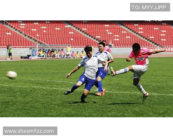 足球明星与红灯笼的完美结合展现传统与现代的魅力与激情