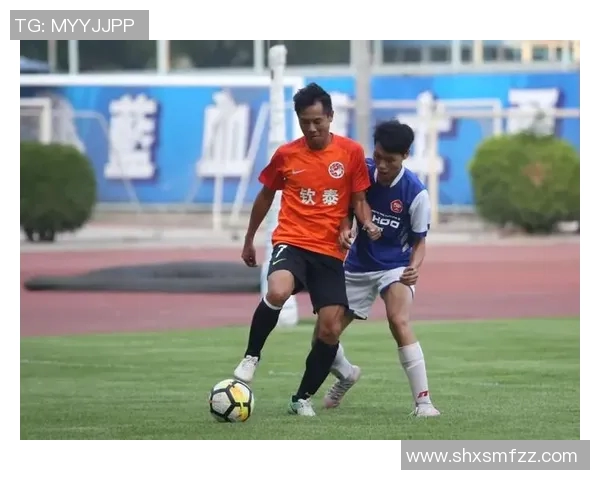 足球明星与老男人的温馨合影展现岁月的魅力与友谊的真谛