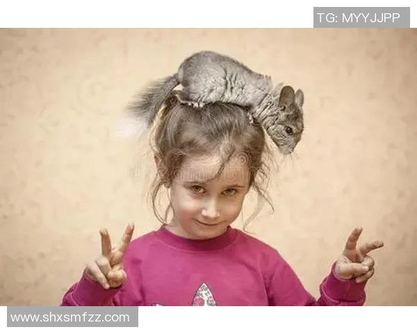 足球明星与女孩亲密互动下巴触碰瞬间的温馨画面 足球明星与女孩亲密互动下巴触碰瞬间的温馨画面