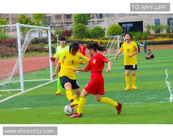 足球明星与小宝宝的温馨瞬间共同谱写爱的乐章