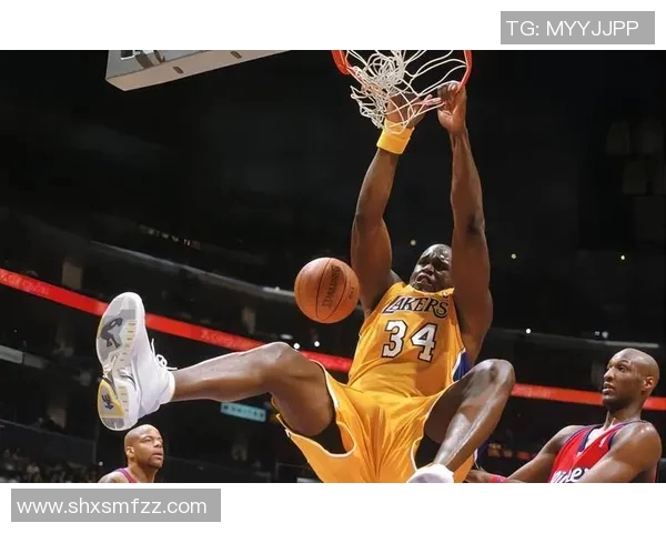 足球明星中场魔术师的华丽技艺与赛场传奇故事揭秘 足球明星中场魔术师的华丽技艺与赛场传奇故事揭秘