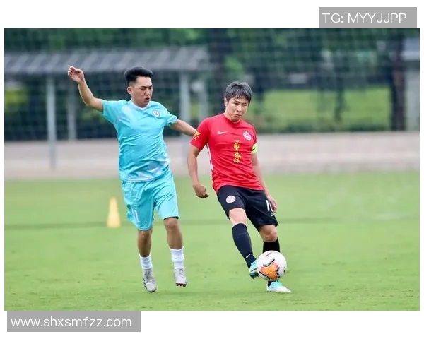 足球明星之间的友谊与合作关系探讨及其对职业生涯的影响